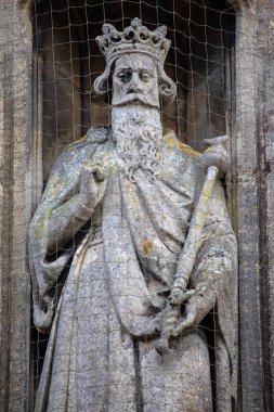 Cotswolds, İngiltere - 6 Kasım 2025: İngiltere 'nin Gloucestershire kentindeki Stow-on-the-Wold' da St. Edward 's Hall' un dış tarafında bir taş heykel.