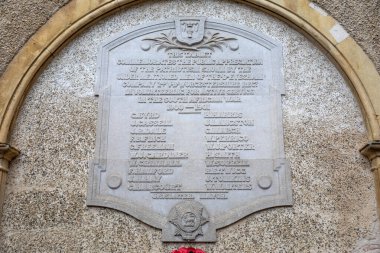 Evesham, İngiltere - 7 Kasım 2025: Tarihi Worcestershire, İngiltere 'deki Evesham kasabasında Güney Afrika Savaş Anıtı Tableti.