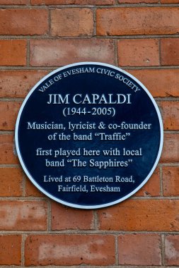Evesham, İngiltere - 7 Kasım 2025: Evesham, Worcestershire 'daki Evesham Town Hall' da yerel grup The Sapphires ile ilk kez sahne alan müzisyen Jim Capaldi 'nin anısına mavi bir plaket.