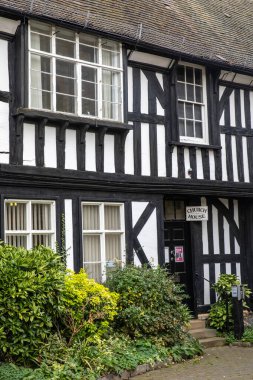 İngiltere 'nin Worcestershire kentindeki tarihi Evesham kasabasında kilise evinin ahşap çerçeveli güzel dış görünüşü..