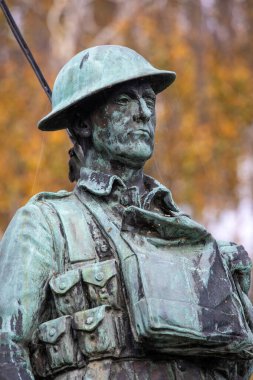 Evesham, İngiltere - 7 Kasım 2025: Evesham, Worcestershire, İngiltere 'deki Abbey Park' taki Evesham Savaş Anıtı 'nda asker heykelinin yakın çekimi.