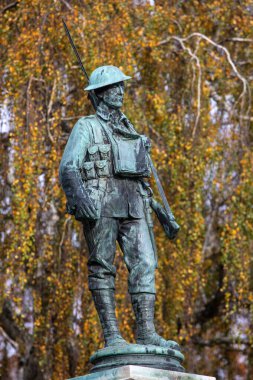 Evesham, İngiltere - 7 Kasım 2025: Evesham, Worcestershire, İngiltere 'deki Abbey Park' taki Evesham Savaş Anıtı 'ndaki Asker heykeli.