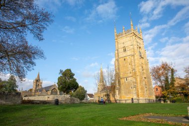 Worcestershire, İngiltere 'deki tarihi Evesham kasabasındaki St. Lawrence Kilisesi' nin, All Saints Kilisesi 'nin ve Evesham Bell Kulesi' nin solundan sağa doğru bakın..