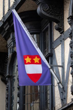 Evesham, İngiltere - 7 Kasım 2025: İngiltere 'nin Worcestershire kentindeki Evesham kasabasındaki bir binanın dış tarafında, 1265 yılında Evesham Savaşı' nda yer alan soylu ya da şövalyelerden birini temsil eden bir pankart..