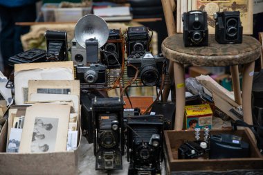 Londra, İngiltere - 20 Kasım 2025: Üzerinde antika kameralar ve fotoğraf aletleri olan bir masanın yakın çekimi.