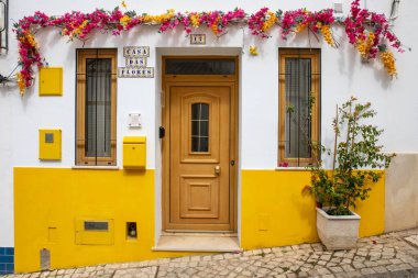 Lagos, Portekiz - 20 Eylül 2025: Lagos 'taki bir binanın güzel geleneksel cephesi - Portekiz' in Algarve bölgesi.