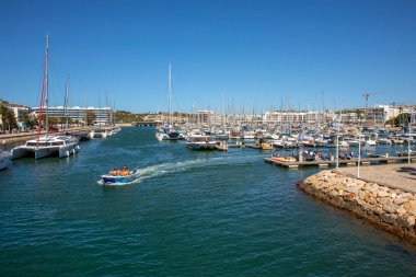 Lagos, Portekiz - 21 Eylül 2025: Portekiz 'in Algarve bölgesinde Marina de Lagos manzarası.
