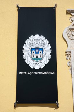 Lagos, Portekiz - 21 Eylül 2025: Portekiz 'deki Lagos Algarve kasabasındaki Lagos İlçe Polisi veya Lagos Belediyesi girişini imzalayın.