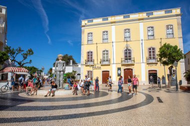 Lagos, Portekiz - 21 Eylül 2025: Portekiz 'in eski Lagos kentindeki Praca Gil Eanes manzarası.