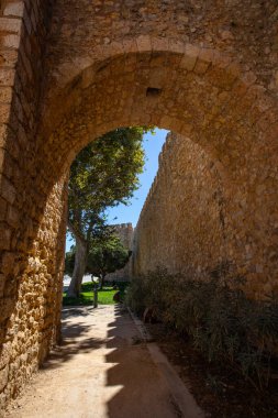 Portekiz 'in Algarve bölgesindeki Lagos' un tarihi güçlendirilmiş şehir surlarının manzarası.