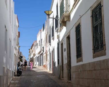 Lagos, Portekiz - 23 Eylül 2025: Portekiz 'in eski Lagos kentindeki güzel geleneksel arka sokaklardan birine bakın.