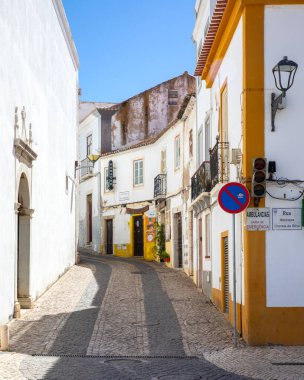 Lagos, Portekiz - 23 Eylül 2025: Portekiz 'in eski Lagos kentindeki güzel geleneksel arka sokaklardan birine bakın.