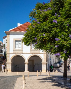 Lagos, Portekiz - 23 Eylül 2025: Lagos, Portekiz 'de Mercado de Escravos - Rota da Escravatura' nın bulunduğu yer - Lagos Müzesi 'nin bir parçası. Bina, modern Avrupa 'nın ilk köle pazarının 1444' te gerçekleştiği yer..