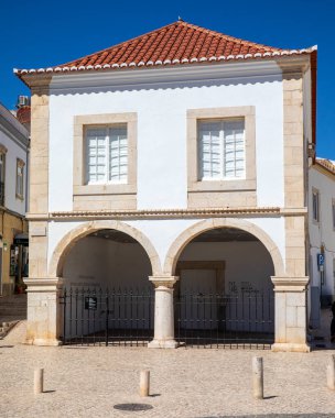 Lagos, Portekiz - 23 Eylül 2025: Lagos, Portekiz 'de Mercado de Escravos - Rota da Escravatura' nın bulunduğu yer - Lagos Müzesi 'nin bir parçası. Bina, modern Avrupa 'nın ilk köle pazarının 1444' te gerçekleştiği yer..