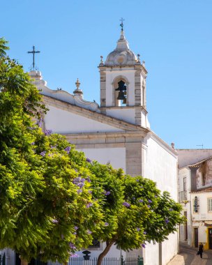 Portekiz 'in güzel Algarve kenti Lagos' taki Igreja de Santa Maria de Lagos ya da St. Mary Kilisesi 'nin çan kulelerinden biri..