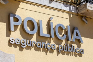 Lagos, Portekiz - 23 Eylül 2025: Portekiz 'in Algarve kenti Lagos' taki Lagos Belediyesi veya Lagos İlçe Polisi 'nin girişini imzalayın.