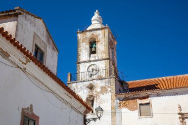 Portekiz 'in Algarve şehrindeki tarihi Igreja de Sao Sebastiao' nun çan kulesi..