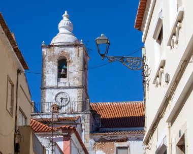 Portekiz 'in Algarve şehrindeki tarihi Igreja de Sao Sebastiao' nun çan kulesi..