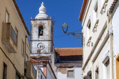 Portekiz 'in Algarve şehrindeki tarihi Igreja de Sao Sebastiao Kulesi..