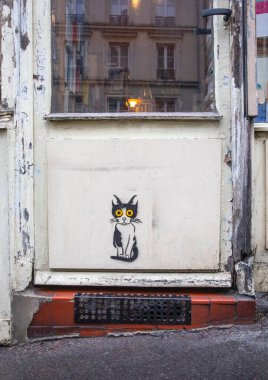 Paris, Fransa - 27 Ocak 2026: Fransa 'nın Montmartre bölgesinde bir dükkan kapısında kedi grafitisinin ya da sokak sanatının yakın çekimi.