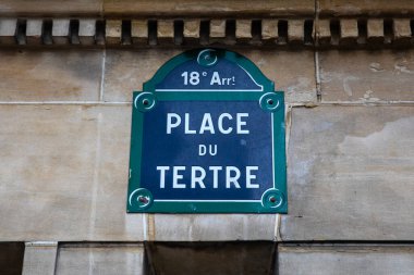 Fransa 'nın Montmartre bölgesinde Place du Tertre için bir sokak tabelasının yakınında..