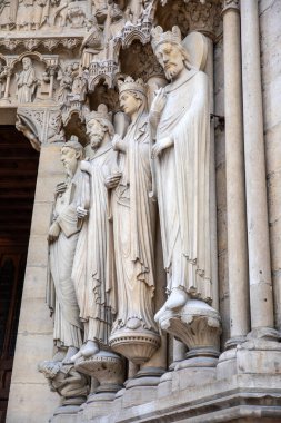 Fransa 'nın başkenti Paris' teki muhteşem Notre Dame Katedrali 'nin batı cephesinin bazı heykelleri..