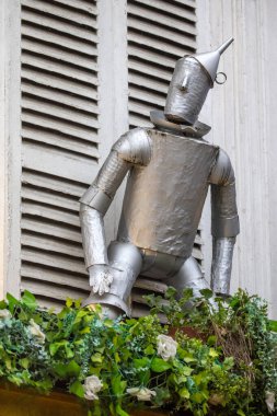 Paris, Fransa - 27 Ocak 2026: Paris, Fransa 'daki Le Studio Cafe' nin dış tarafında Oz Büyücüsü 'nden Teneke Adam' ın bir heykelinin yakın çekimi.