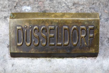 Düsseldorf plaketine yakın çekim, Kindertransport 'da The Varış Anıtı, Londra' daki Liverpool Street İstasyonu 'nda..