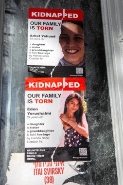 Londra, İngiltere - 27 Ocak 2025: Hampstead High Caddesi 'ndeki duvarda Hamas' ın İsrail 'e düzenlediği 8 Ekim 2023 saldırısında İsrail' in kaçırılan kurbanlarını gösteren posterler.