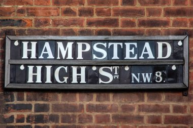 Londra, İngiltere 'deki Hampstead High Street' te bir sokak tabelasına yakın çekim..