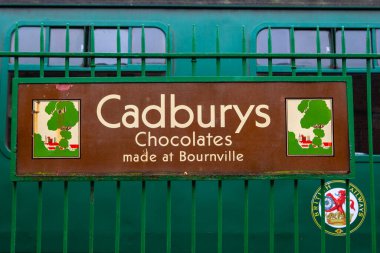 Hampshire, İngiltere - 23 Şubat 2025: Hampshire, İngiltere 'deki Heritage Watercress Line' daki Alresford Demiryolu İstasyonu 'nda eski bir Cadburys tabelasının yakın çekimi.