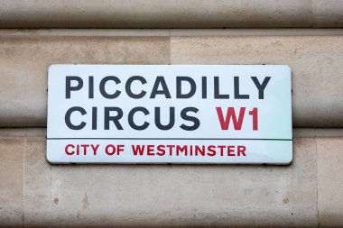 Londra, İngiltere - 3 Şubat 2025: Londra, İngiltere 'deki Westminster şehrinde Piccadilly Circus için sokak tabelası.