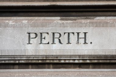 Perth - İskoçya 'daki bir şehrin adı, 1960' larda yıkılan orijinal Euston İstasyonu 'nun eski localarından birine kazınmış..