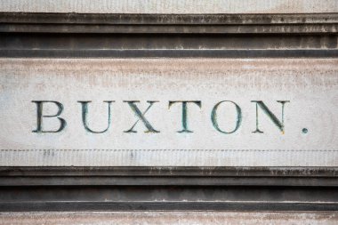 Buxton, İngiltere 'de eski Euston İstasyonu' nun 1960 'larda yıkılan eski localarından birine kazınmış bir kasabanın adı..