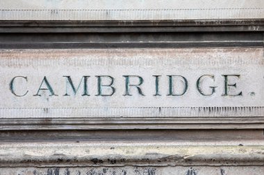 Cambridge - İngiltere 'deki bir şehrin adı, 1960' larda yıkılan orijinal Euston İstasyonu 'nun eski localarından birine kazınmış..