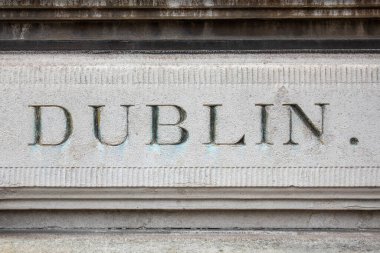 Dublin, 1960 'larda yıkılan orijinal Euston İstasyonu' nun eski localarından birinin üzerine oyulmuş İrlanda 'daki bir şehrin adı..