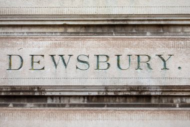 Dewsbury - Batı Yorkshire 'daki bir kasabanın adı, 1960' larda yıkılan orijinal Euston İstasyonu 'nun eski localarından birine kazınmış..