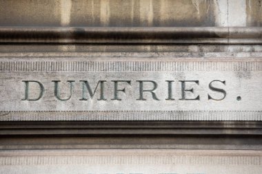 İskoçya 'daki bir kasabanın adı olan Dumfries, 1960' larda yıkılan orijinal Euston İstasyonu 'nun eski localarından birine kazınmış..