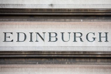 Edinburgh - İskoçya 'daki bir şehrin adı, 1960' larda yıkılan orijinal Euston İstasyonu 'nun eski localarından birine kazınmış..