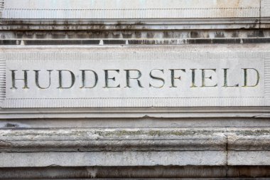 Huddersfield - Batı Yorkshire 'daki bir kasabanın adı, 1960' larda yıkılan orijinal Euston İstasyonu 'nun eski localarından birine kazınmış..