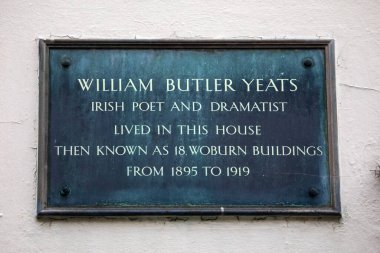 Londra, İngiltere - 19 Şubat 2025: Londra 'nın Bloomsbury bölgesindeki Woburn Walk' da İrlandalı şair ve tiyatro yazarı William Butler Yeats 'in yaşadığı yeri gösteren bir plaket.