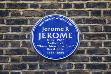 Londra, İngiltere - 19 Şubat 2025: Londra 'nın Bloomsbury bölgesindeki Tavistock Place' de Jerome K Jerome 'un yaşadığı yerde mavi bir plaket.