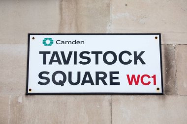 Londra, İngiltere - 19 Şubat 2025: Londra, İngiltere 'de Tavistock Meydanı için sokak tabelası.