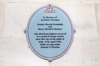 Londra, İngiltere - 19 Şubat 2025: Tavistock Meydanı 'nda 16-17 Nisan 1941 tarihleri arasında düşman saldırısı sonucu hayatını kaybeden iki itfaiyeciye adanmış bir anma plaketi..