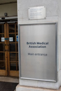 Londra, İngiltere - 19 Şubat 2025: İngiltere 'nin Londra kentindeki Tavistock Meydanı' nda bulunan British Medical Association 'ın girişinde imza.