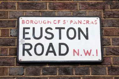 Londra, İngiltere - 19 Şubat 2025: Londra, İngiltere 'de Euston Road için sokak tabelası.