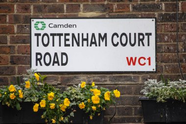 Londra, İngiltere - 19 Şubat 2025: Londra 'da Tottenham Court Road için sokak tabelası.