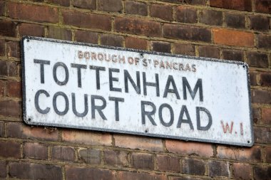 Londra, İngiltere - 19 Şubat 2025: Londra 'da Tottenham Court Road için sokak tabelası.