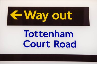 Londra, İngiltere 'deki Tottenham Court Road İstasyonu' nda Çıkış Yolu tabelası..