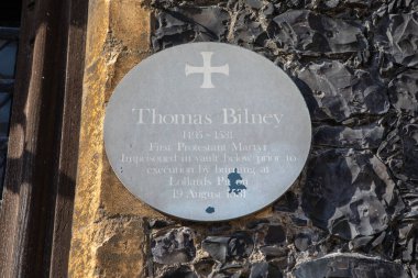 Norwich, İngiltere - 1 Mart 2025: 1531 'de Lollards Pit' te idam edilmeden önce mahzende tutulan ilk Protestan Şehit olan Thomas Bilney anısına İngiltere, Norwich 'teki Guildhall' daki plaket.